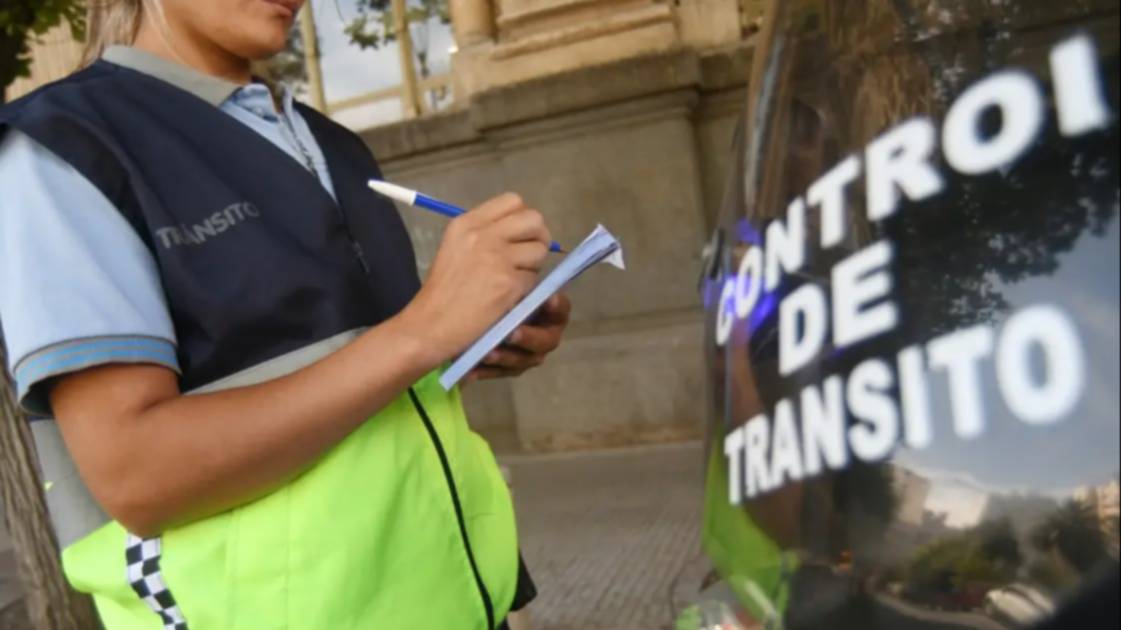 Con los combustibles en alza, aumentan también las multas de tránsito