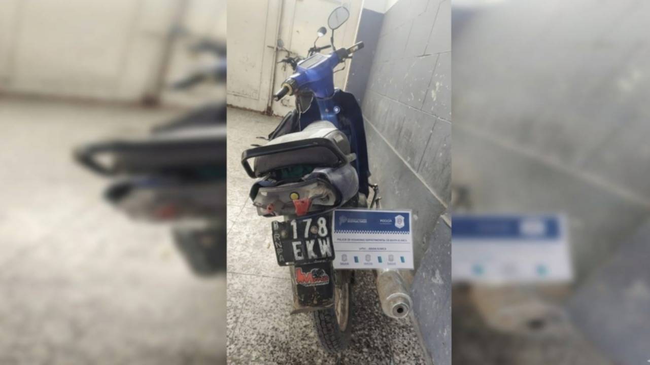 Iban en moto, casi atropellaron a un peatón y se fugaron: hay dos aprehendidos
