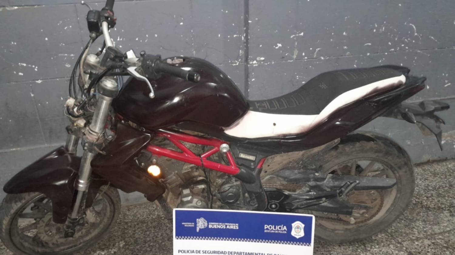 Tres personas arrestadas por circular en una moto robada, fugarse y tener droga 