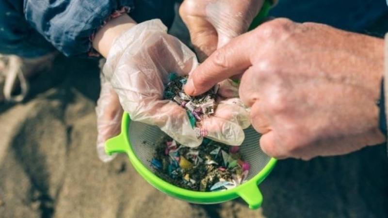 Científicos desarrollaron un método de bajo costo para extraer microplásticos del suelo