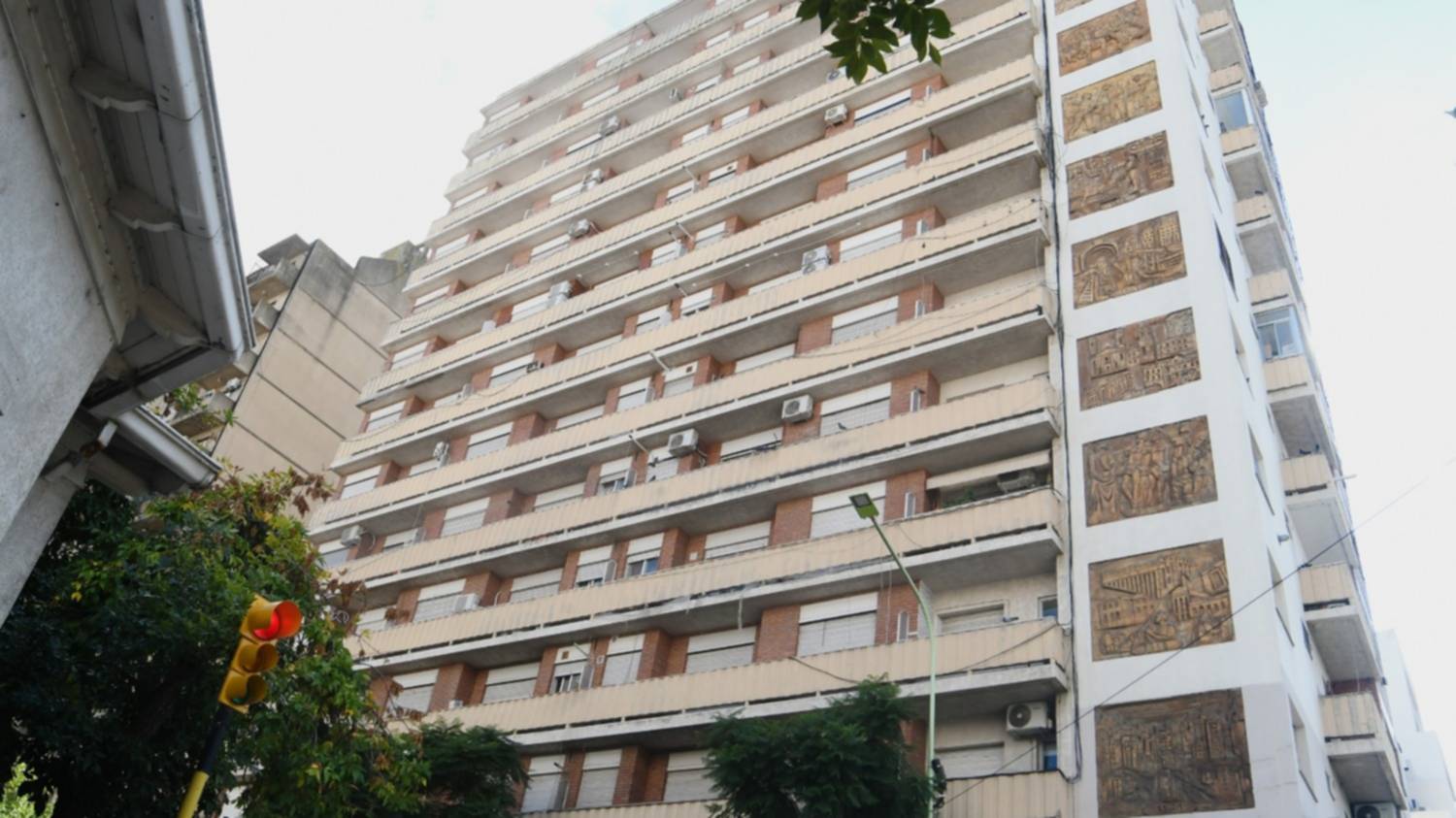 Yrigoyen y Alvarado, doce pisos, doce murales:  el edificio que narra historias en su fachada
