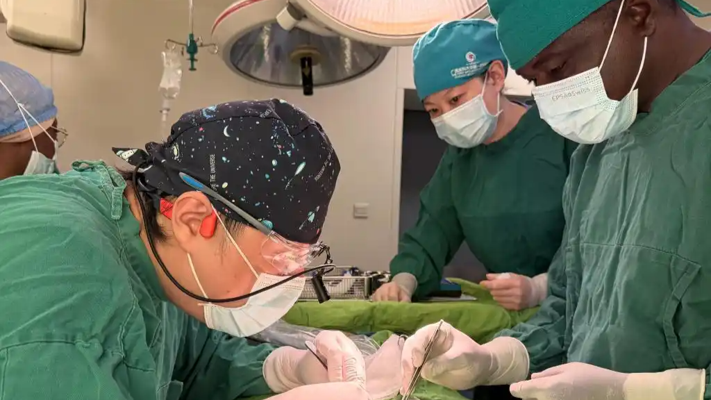 Un equipo médico chino concretó una inédita cirugía auditiva en Níger