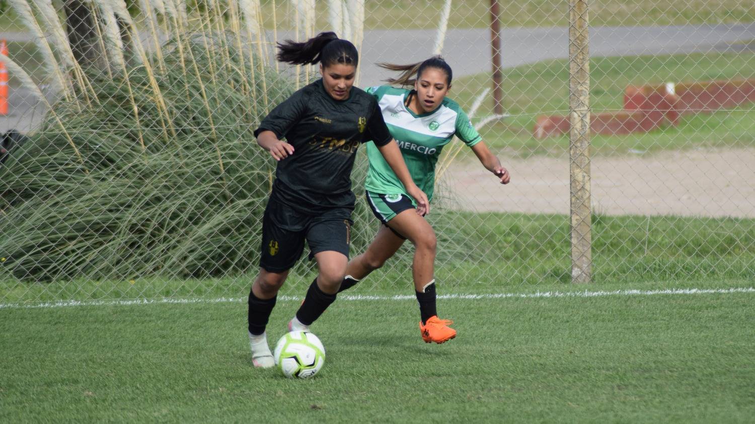Fútbol femenino: Municipales venció a la AEC y se escapa en la Zona Campeonato