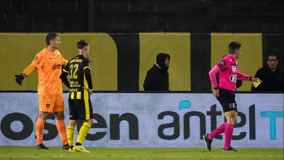 En 10 segundos le sacaron dos amarillas al arquero de Peñarol y dejó al equipo con 10