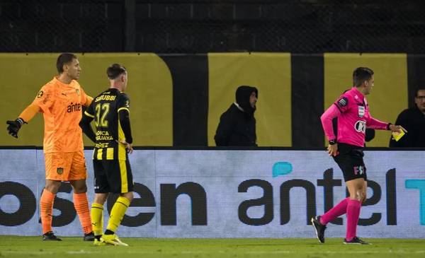 Peñarol suma su séptimo partido sin ganar en un empate 1-1 con Defensor Sporting marcado por la expulsión de Aguerre y el cruce de Escobar con la afición — image 1