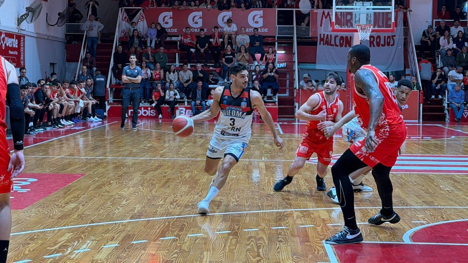Deportivo Viedma se volvió sin nada y Gimnasia regresó a La Plata con la serie empatada