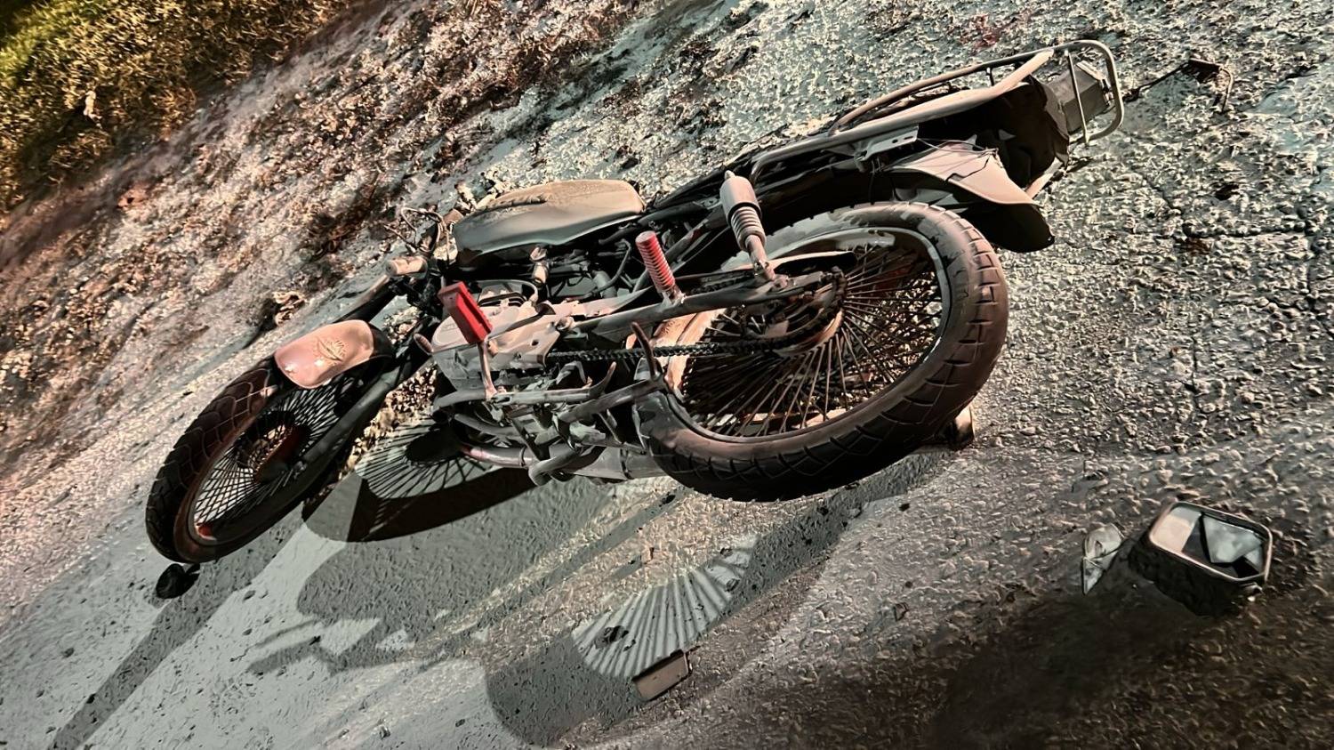 Chocó con un camión, se incendió su moto y está grave