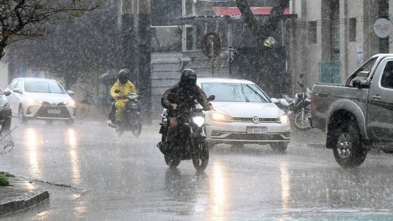 El Servicio Meteorológico elevó a naranja el alerta por tormentas durante la tarde del miércoles