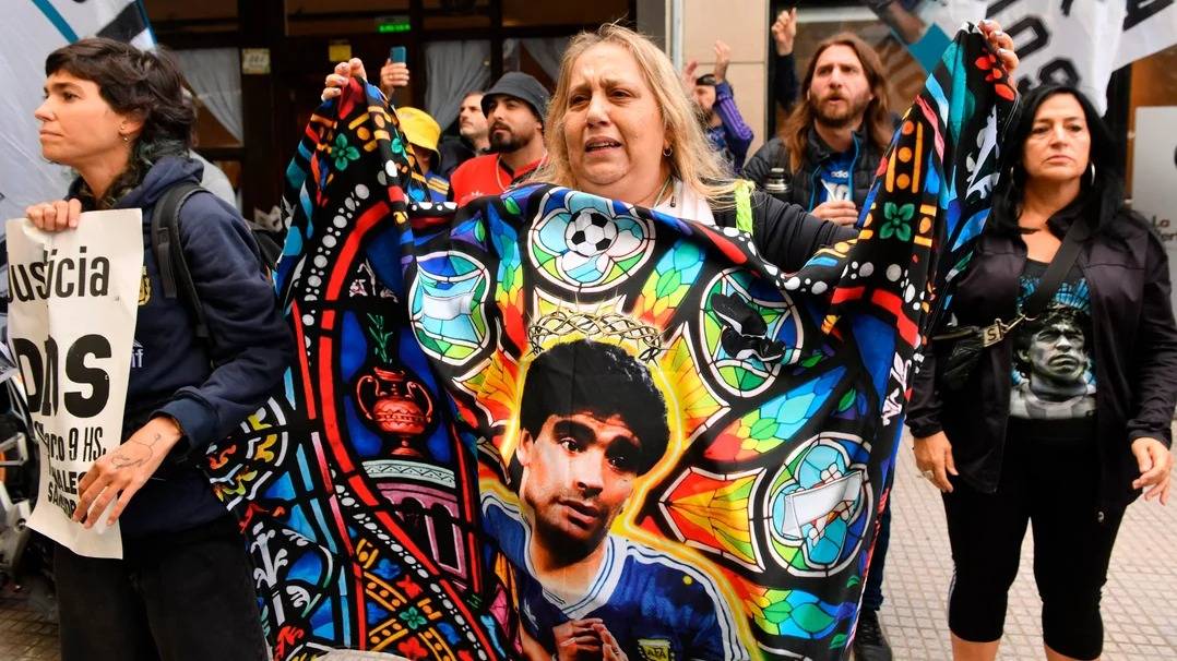 Maradona presentó una “cirrosis hepática” y tenía “edema” en el cerebro, según los médicos
