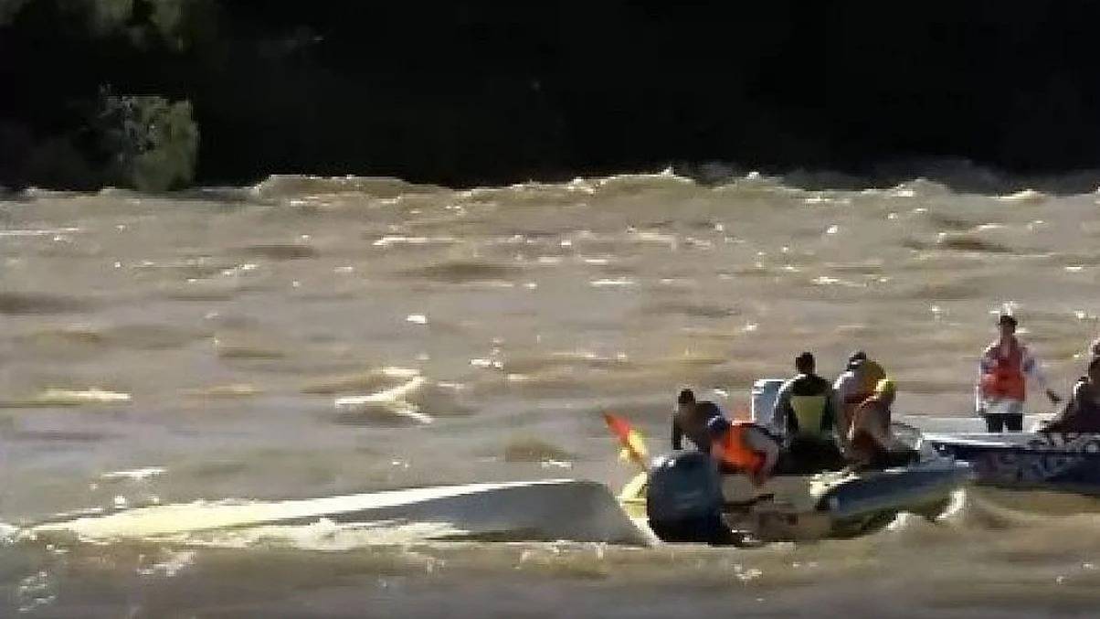 Tensión en la Fiesta del Surubí: una lancha dio una vuelta campana y volcó al ser embestida