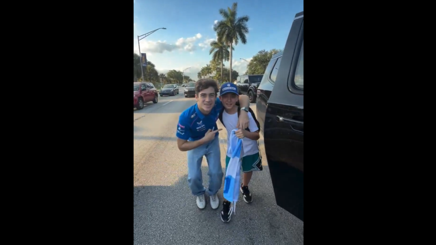 El gesto de Colapinto con un nene argentino que es viral: paró en plena avenida de Miami para saludarlo