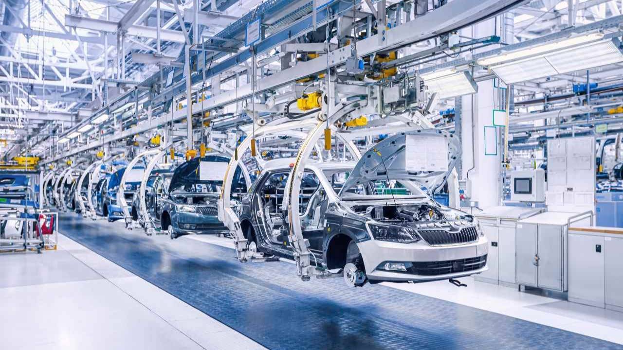Tras un leve repunte, volvió a caer la producción de autos
