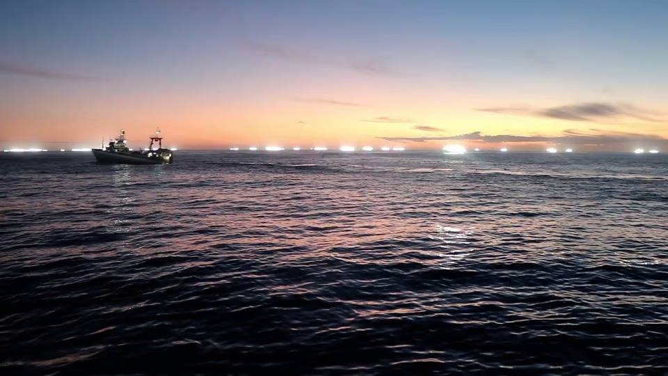 Más de 140 pesqueros extranjeros se refugian en aguas argentinas por el temporal en el Atlántico Sur