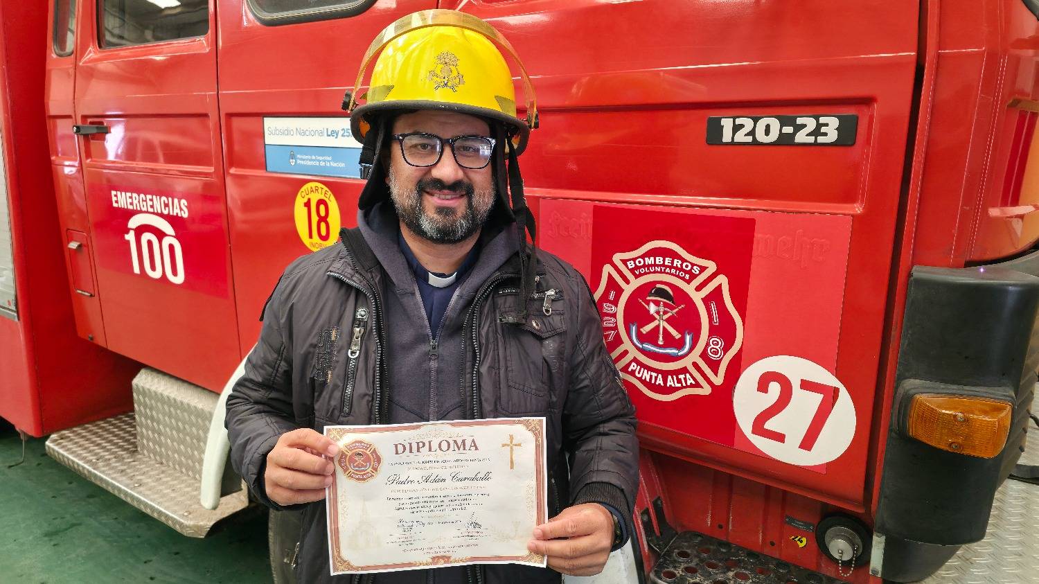 El padre Adán Caraballo fue designado capellán de Bomberos