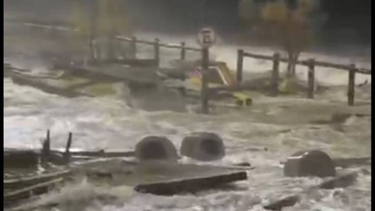 La sudestada superó la barrera de la Costanera en Monte Hermoso