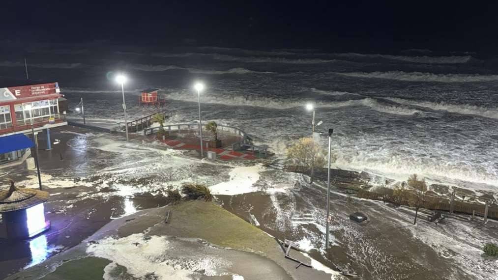 Mar del Plata, Necochea y Monte Hermoso bajo un fuerte temporal con olas de hasta siete metros