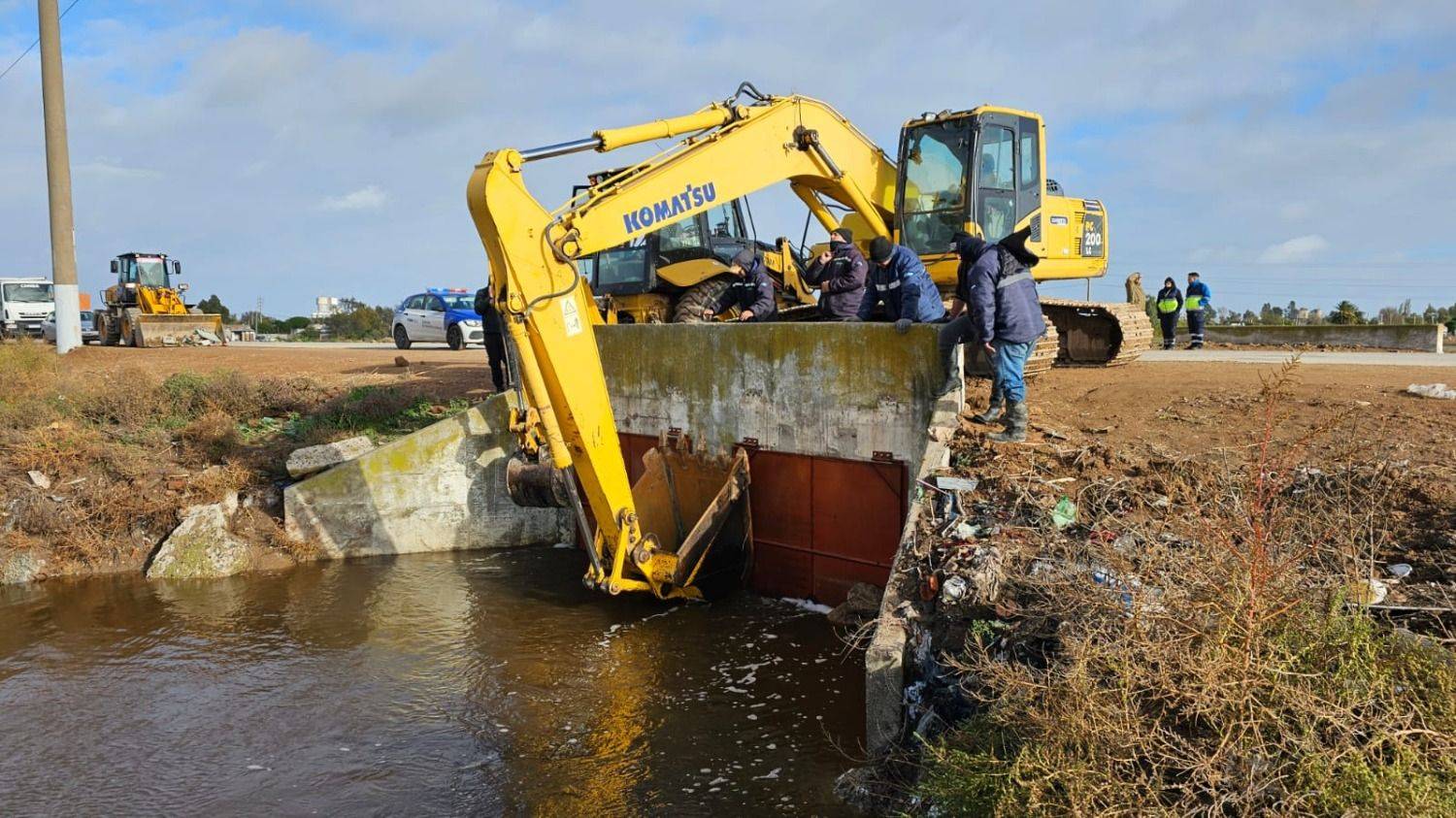 Sudestada en White: la fuerza del agua torció compuertas en la zona del Saladero
