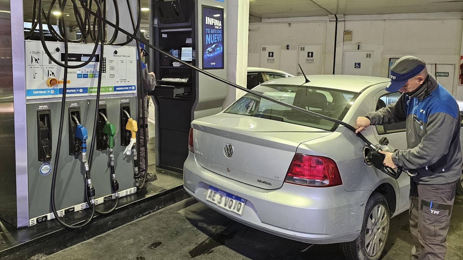 Mientras monitorea la inflación, el Gobierno define qué pasará con los precios de combustibles