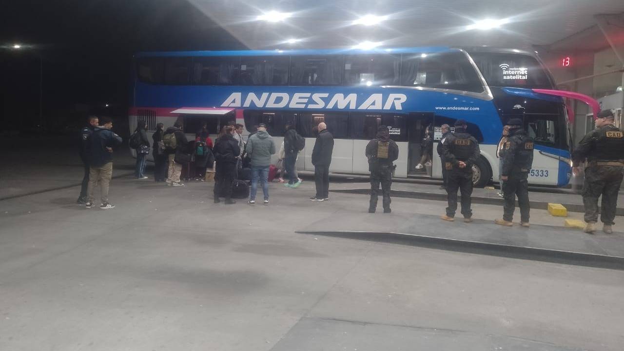 Realizan un control policial preventivo en la terminal de colectivos