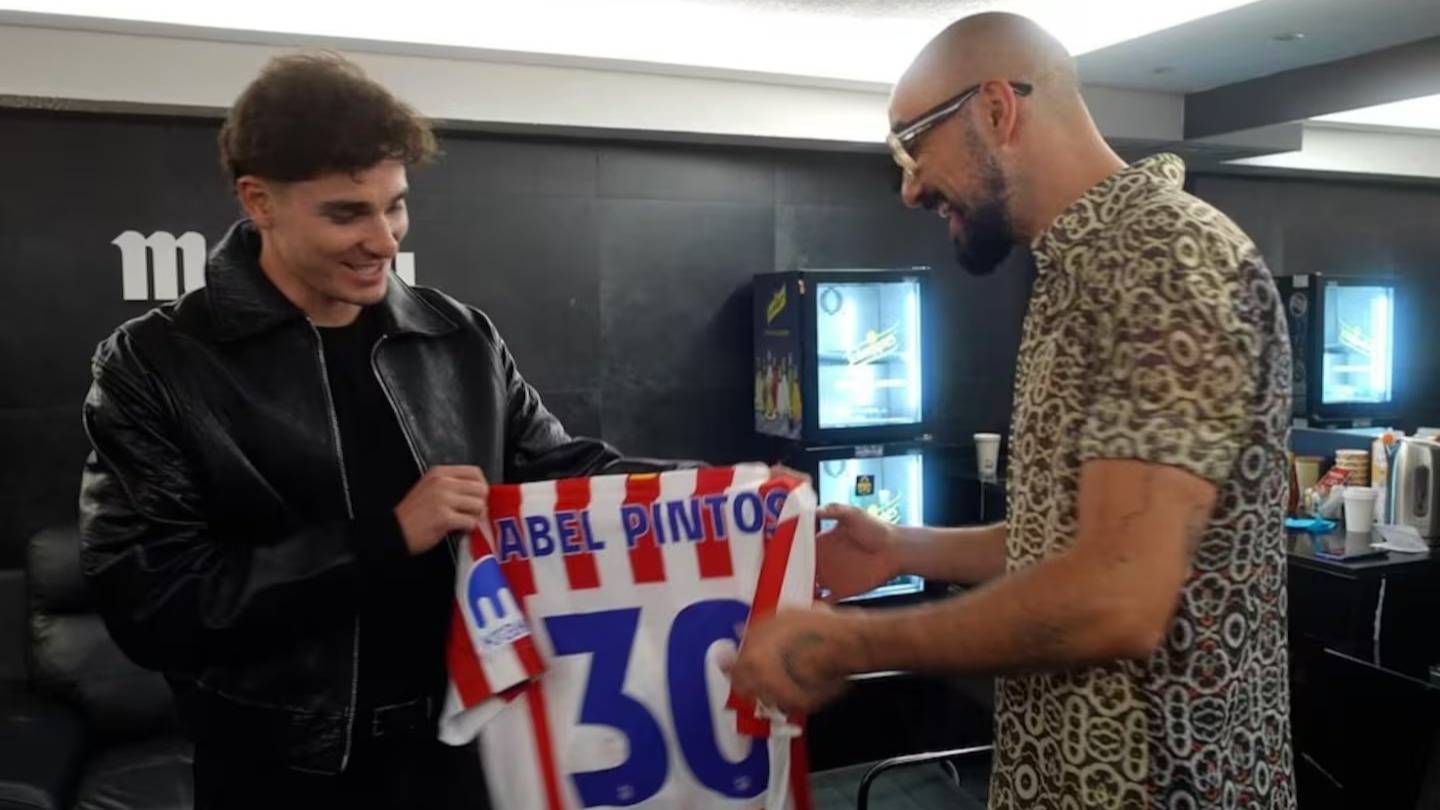 Encuentro y regalo en Madrid: el bahiense Abel Pintos recibió a Julián Álvarez