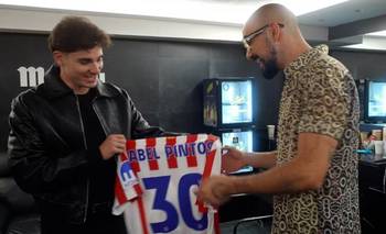 Encuentro y regalo en Madrid: el bahiense Abel Pintos recibió a Julián Álvarez