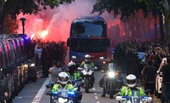 Insólito: los hinchas de Barcelona se confundieron de micro y le arrojaron piedrazos a sus jugadores
