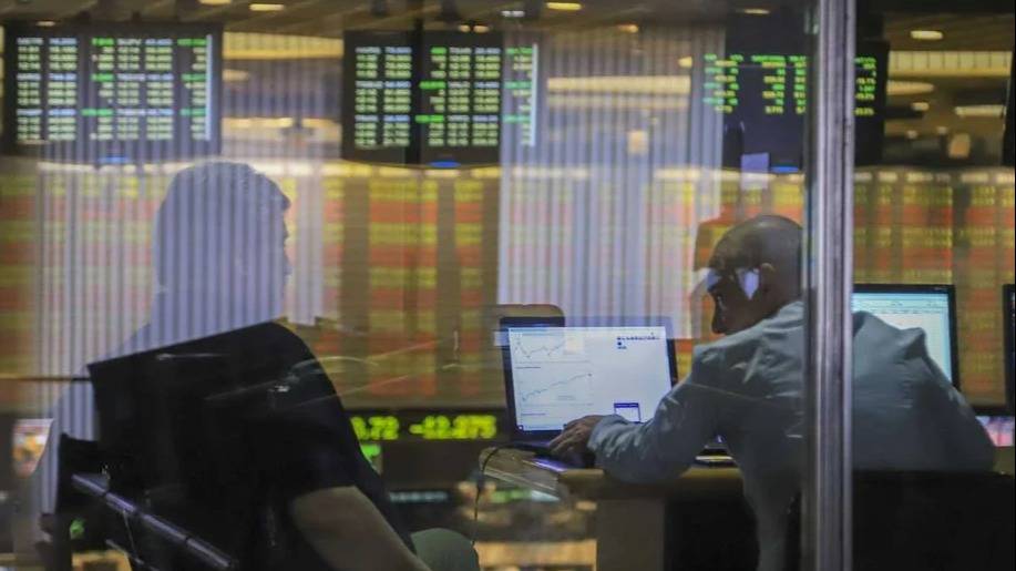 El riesgo país se ubica por debajo de los 500 puntos por primera vez en casi cuatro meses