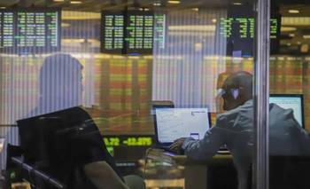 El riesgo país se ubica por debajo de los 500 puntos por primera vez en casi cuatro meses