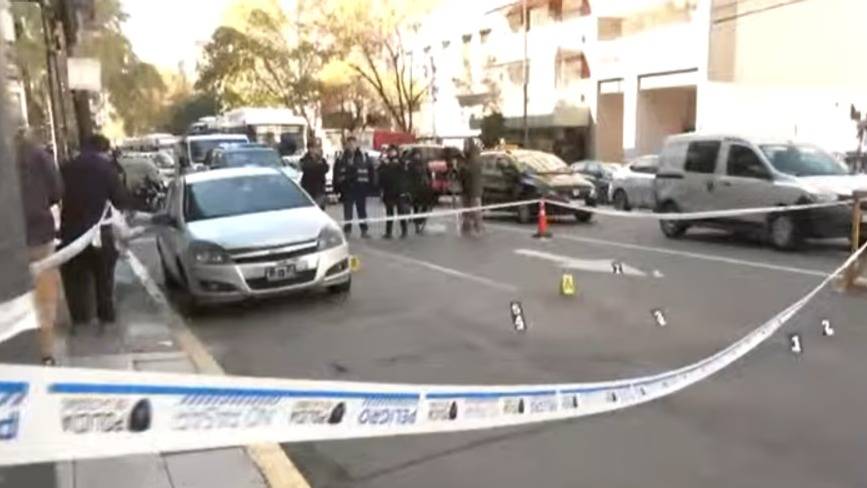 Misterio en el barrio porteño de Once: encontraron un auto con sangre y vainas servidas en la calle