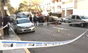 Misterio en el barrio porteño de Once: encontraron un auto con sangre y vainas servidas en la calle