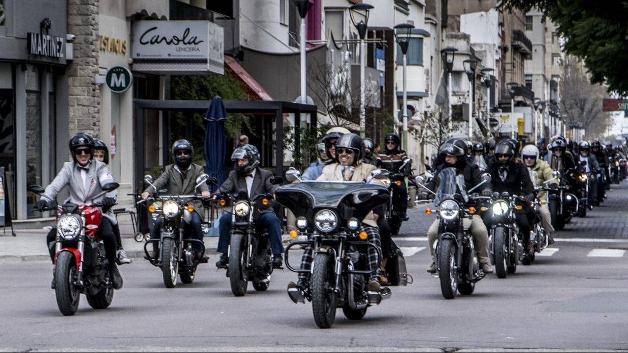 Entre motos clásicas y trajes, una causa que busca visibilizar la salud masculina