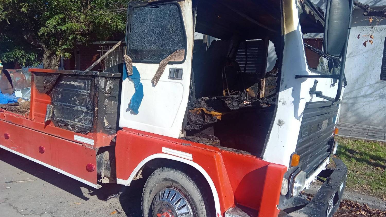 Denunciaron que prendieron fuego un camión en el barrio La Falda