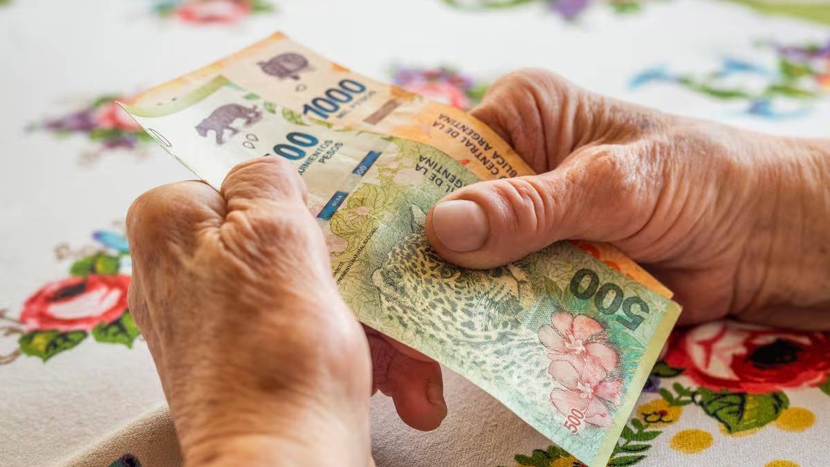Cuánto aumentarán las jubilaciones, la AUH y otras asignaciones en junio, tras el dato inflacionario