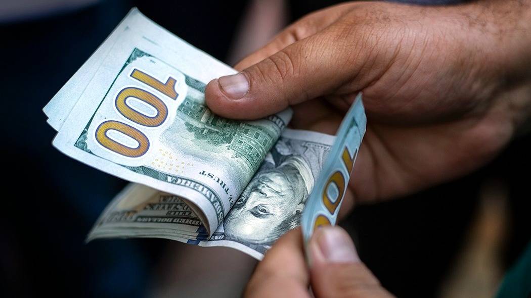 El dólar oficial tuvo su primera baja semanal en mayo: ¿cómo repercutió en Bahía Blanca?