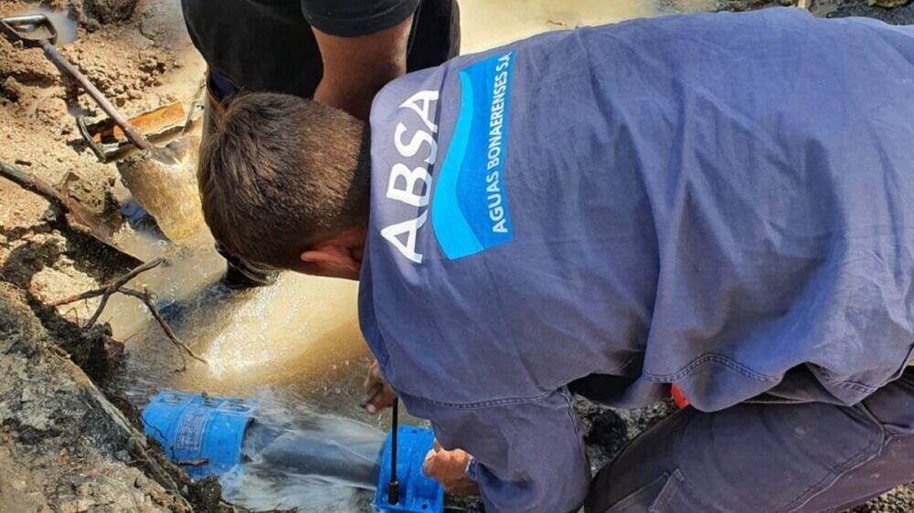Reparan una cañería clave que afecta al servicio de agua en General Cerri