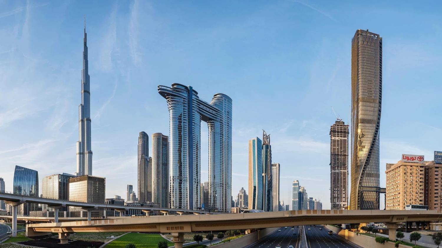 Un edificio dorado se torsiona en Dubai