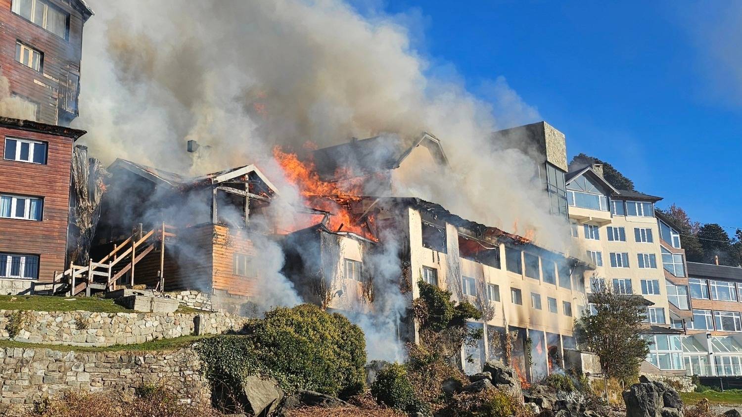 Se incendió un histórico hotel en Bariloche