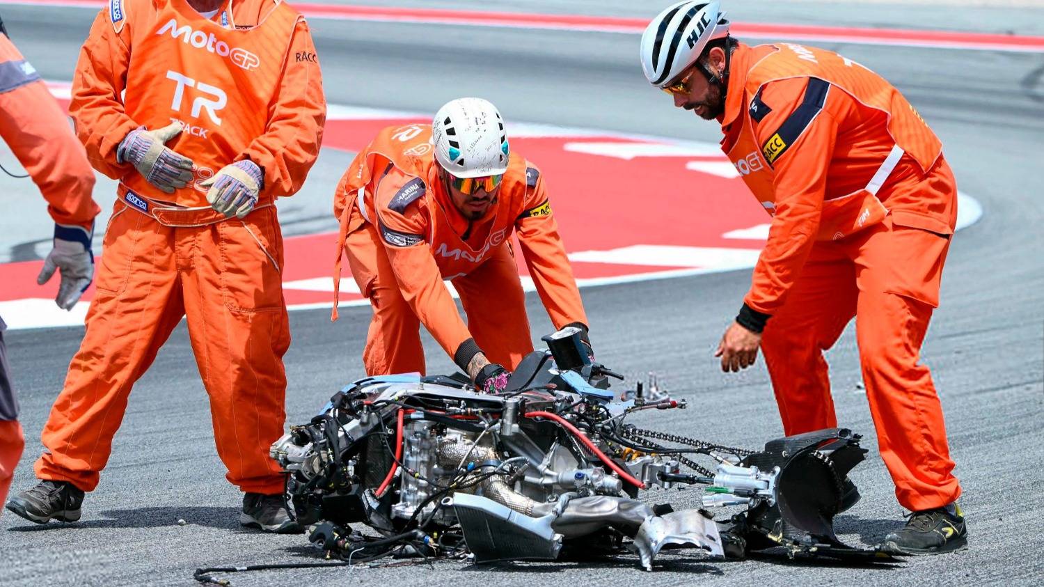 Caos en Montmeló: graves accidentes con Álex Márquez y Johann Zarco en el MotoGP