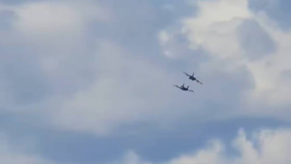 Video: impactante choque de dos aviones militares en un show aéreo en Estados Unidos