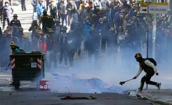 Bolivia: un herido tras choques entre policías y manifestantes que reclaman la renuncia del presidente
