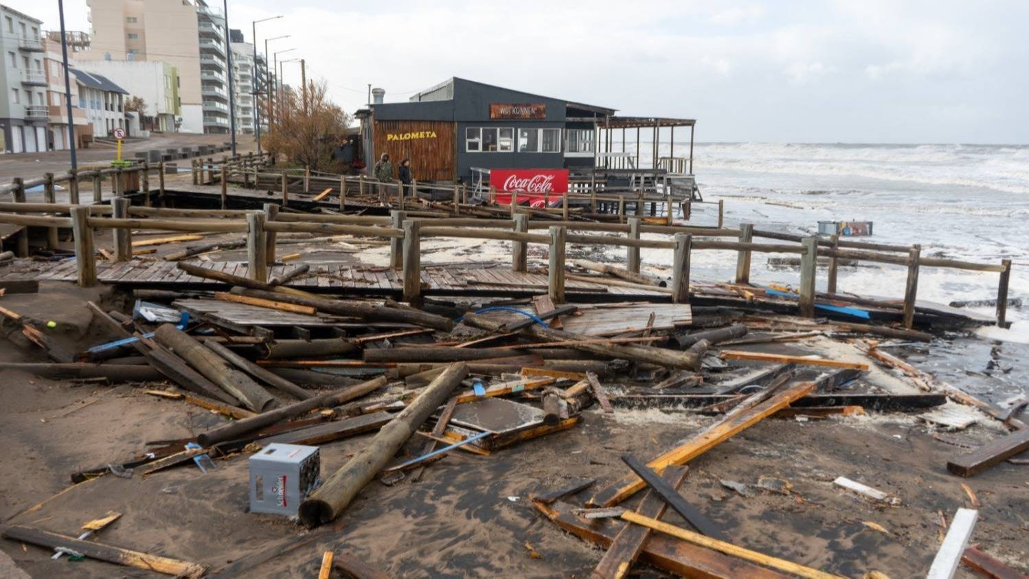 Monte Hermoso: convocan a una jornada solidaria para limpiar el frente costero tras la sudestada