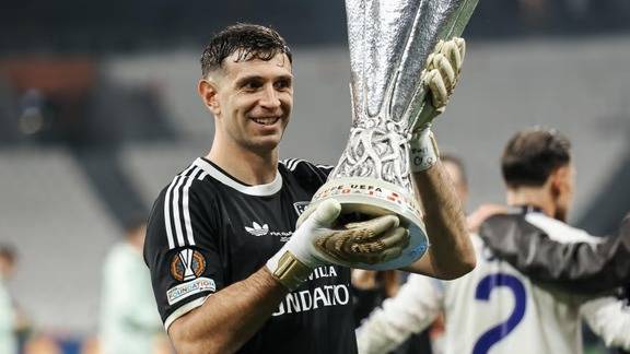 Tras ser campeón en la Europa League, "Dibu" Martínez encendió las alarmas en la Selección argentina