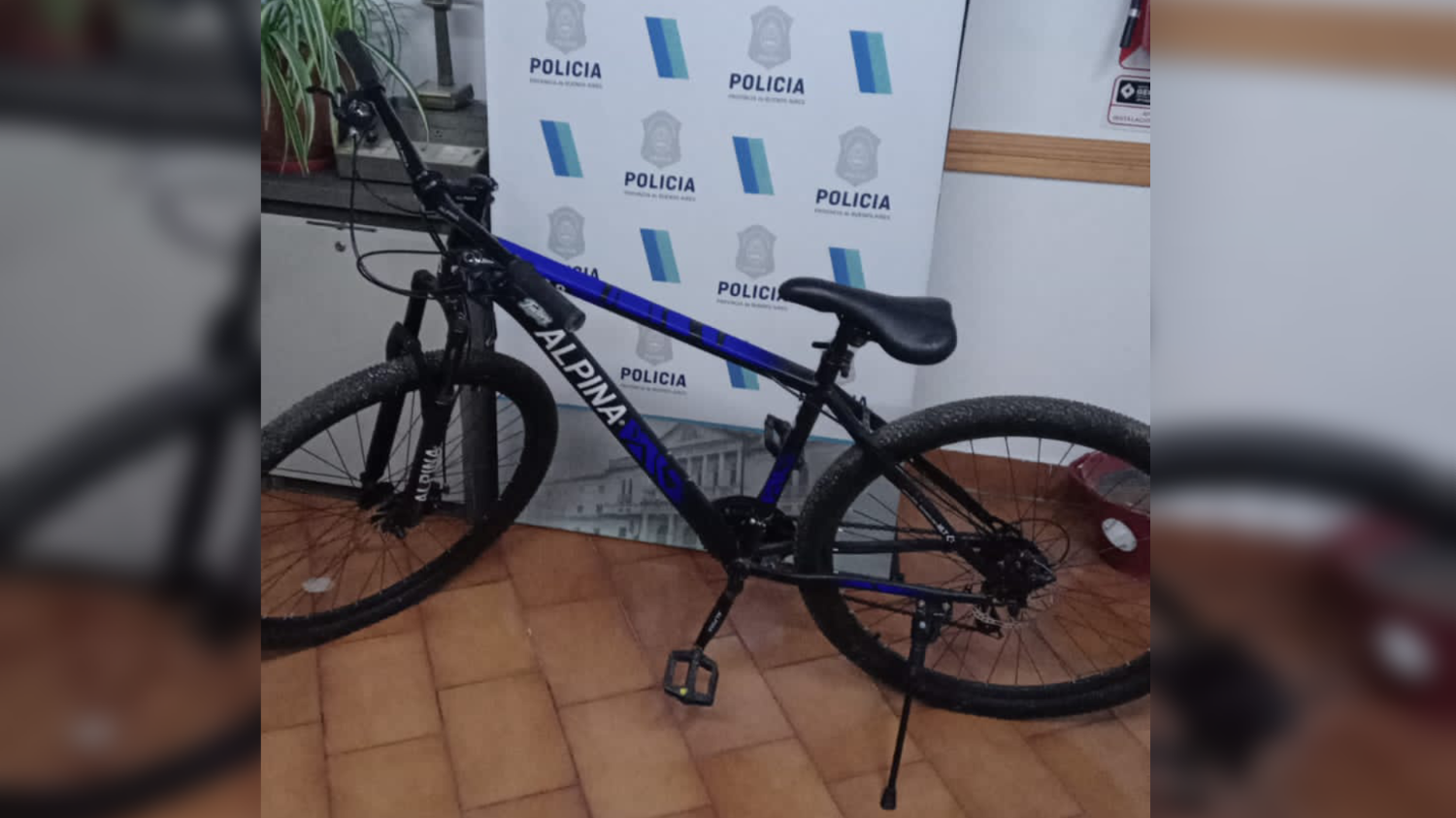 Dos menores con antecedentes por robos fueron aprehendidos tras intentar sustraer una moto