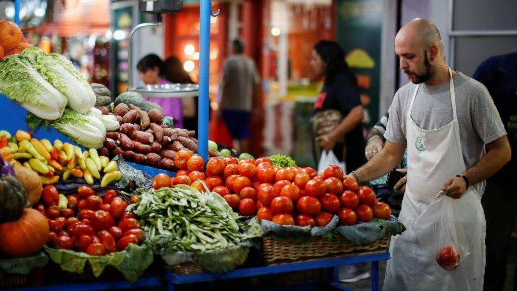 Consumo en crisis: las compras de alimentos caen y crecen los gastos en impuestos y servicios
