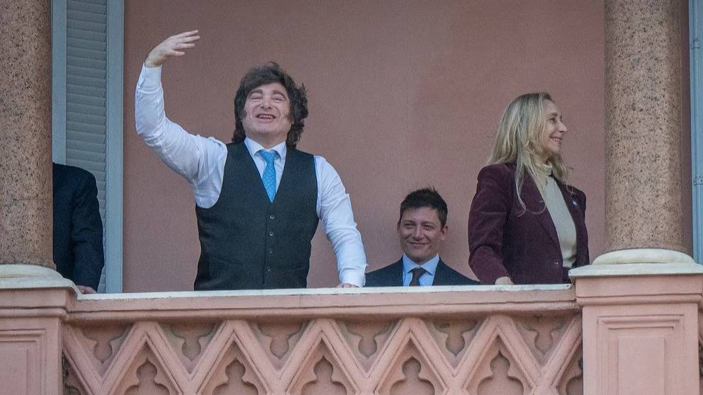 Milei reunió a su gabinete y se mostró en el balcón de la Rosada con su hermana y con Santiago Caputo