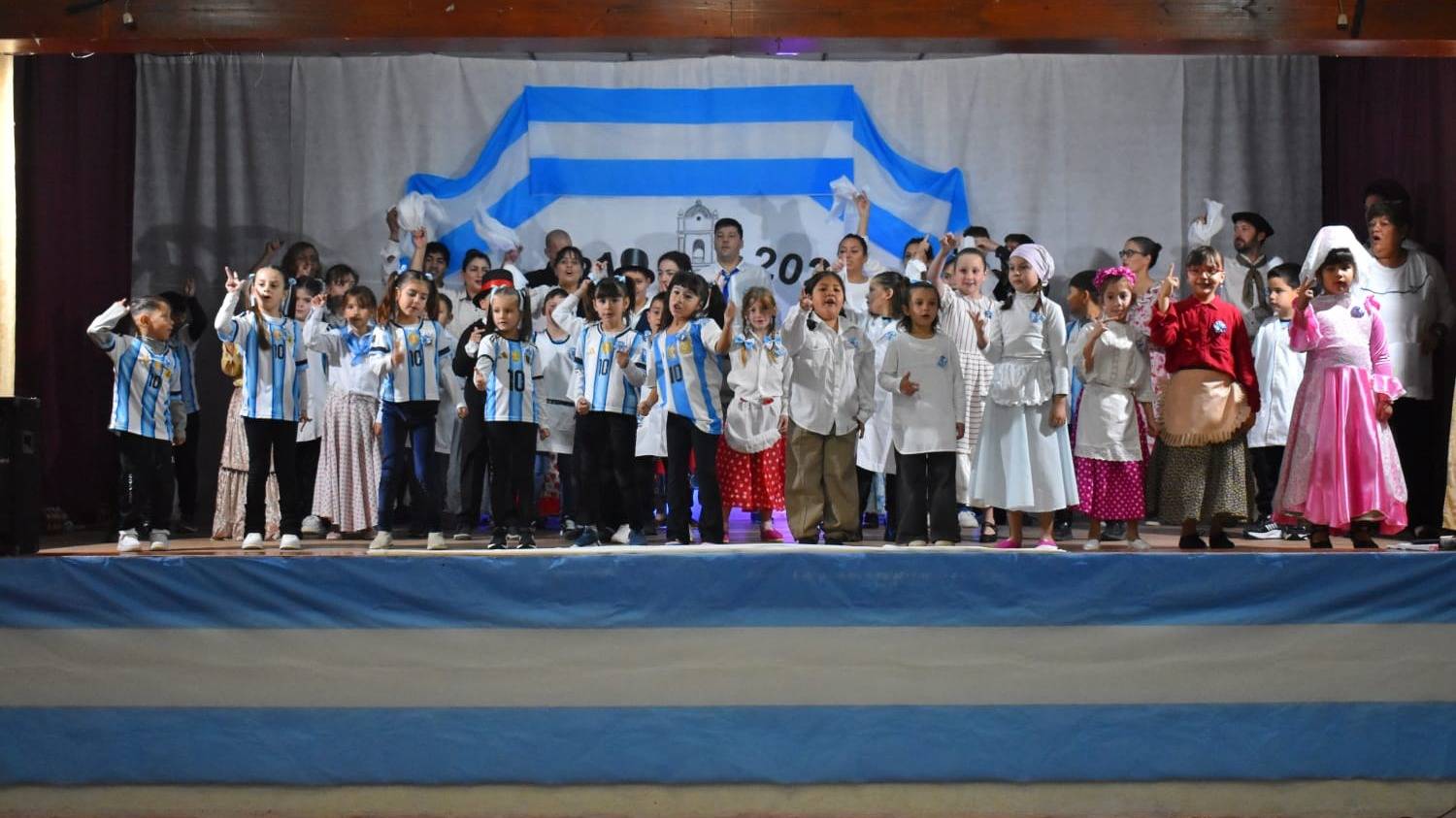 El sol del 25 iluminó Stroeder y trajo un anuncio esperado para la Escuela Secundaria Nº 7