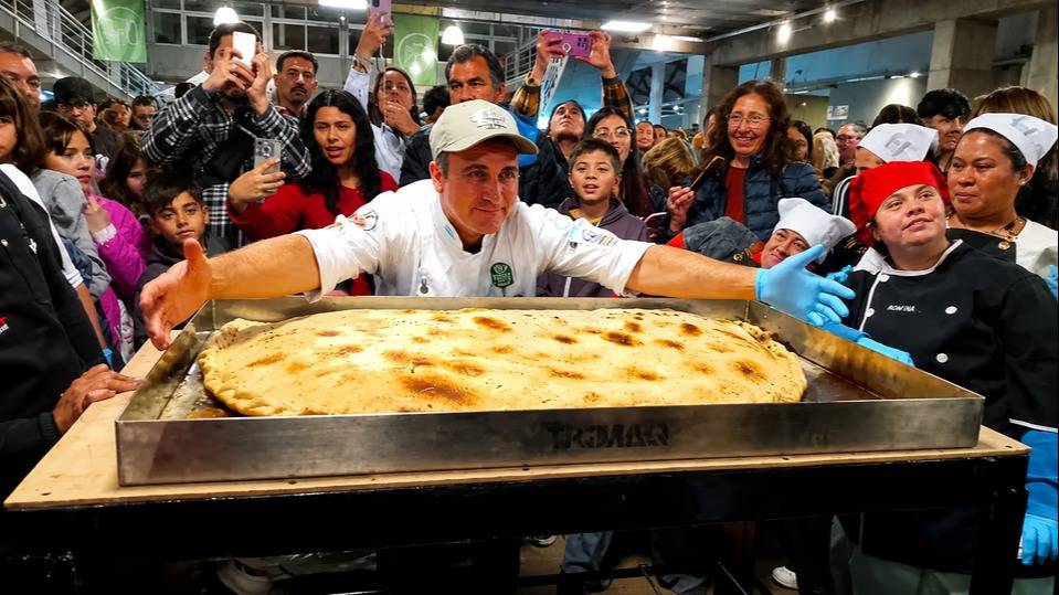 Nuevo récord Guinness argentino: en Chubut cocinaron la empanada más grande del mundo
