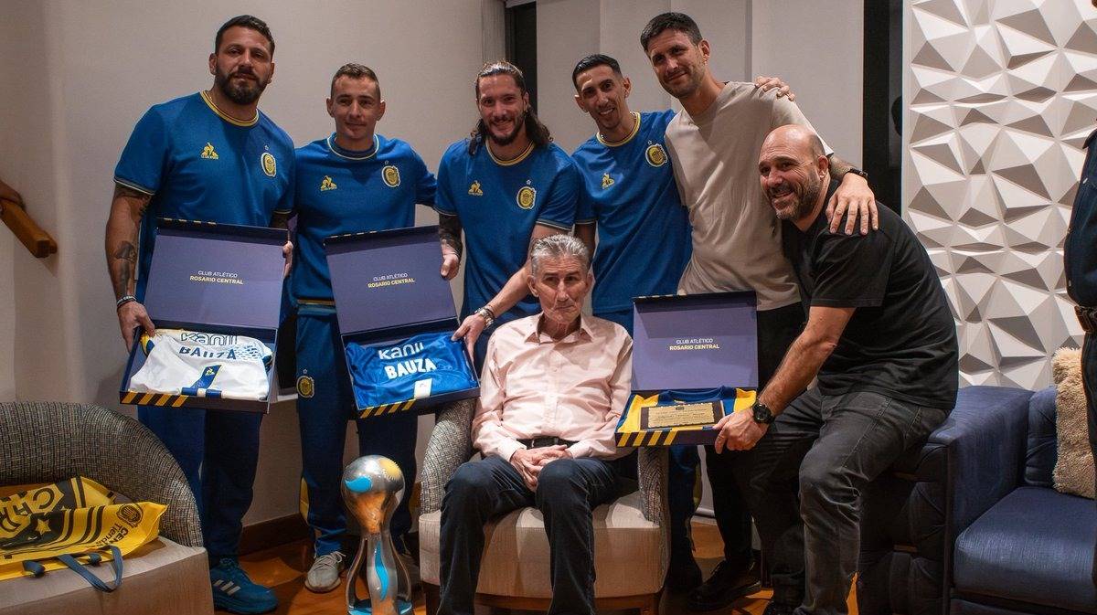 El plantel de Rosario Central visitó al “Patón” Bauza en Quito y se emocionaron todos