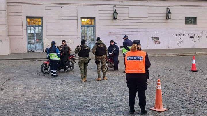 Dos detenidos y secuestro de marihuana en el Operativo "Motochorros" que realizó la policía