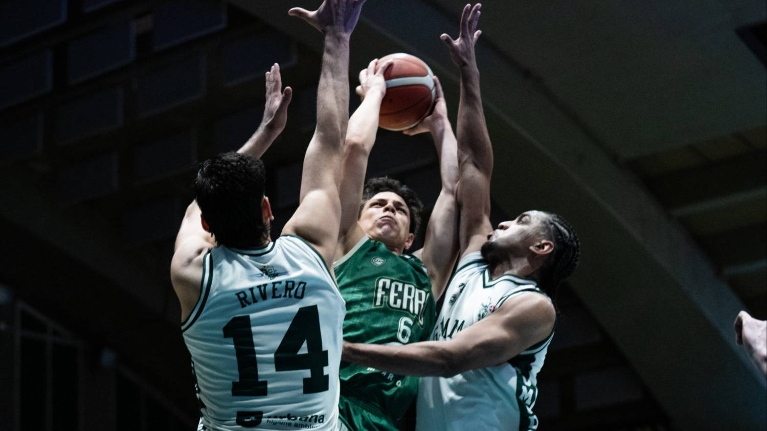 Jano Martínez fue el goleador, metió un triple clave y Ferro sigue soñando en las semifinales